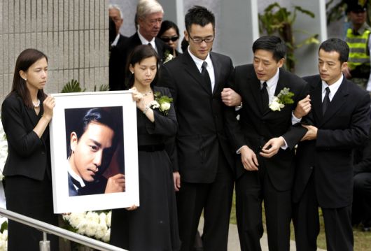 2003년 4월 8일 장국영의 장례식. 오른쪽 둘째는 동성 연인으로 알려진 탕탕(당항덕). AP=연합뉴스.