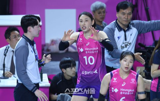 흥국생명 김연경이 2일 인천 삼산월드체육관에서 열린 2024~2025 V-리그 여자부 챔피언 결정전 2차전 정관장과 경기에서 심판판정에 항의하고 있다. 2025. 4. 2.삼산 | 최승섭기자 thunder@sportsseoul.com