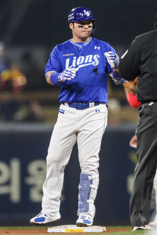 삼성 박병호가 2일 광주-기아 챔피언스 필드에서 열린 2025 KBO리그 KIA전에서 8회초 역전 2타점 적시 2루타를 때린 후 세리머니를 하고 있다. 사진 | 삼성 라이온즈