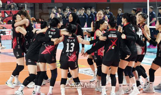 정관장 선수들이 4일 대전 충무체육관에서 열린 2024-2025 V리그 여자부 흥국생명과의 챔피언결정전 3차전에서 세트스코어 3-2 역전승을 거둔 뒤 함께 기뻐하고 있다. 정관장은 2연패 뒤 반격 1승에 성공했다. 2025. 4. 4. 대전 | 박진업 기자 upandup@sportsseoul.com