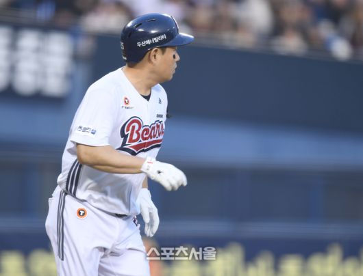 두산 양의지가 3일 잠실구장에서 열린 2025 KBO리그 키움과 경기 1회말 2사1,2루 좌월홈런을 날린 후 타구를 바라보고 있다. 잠실 | 최승섭기자 thunder@sportsseoul.com