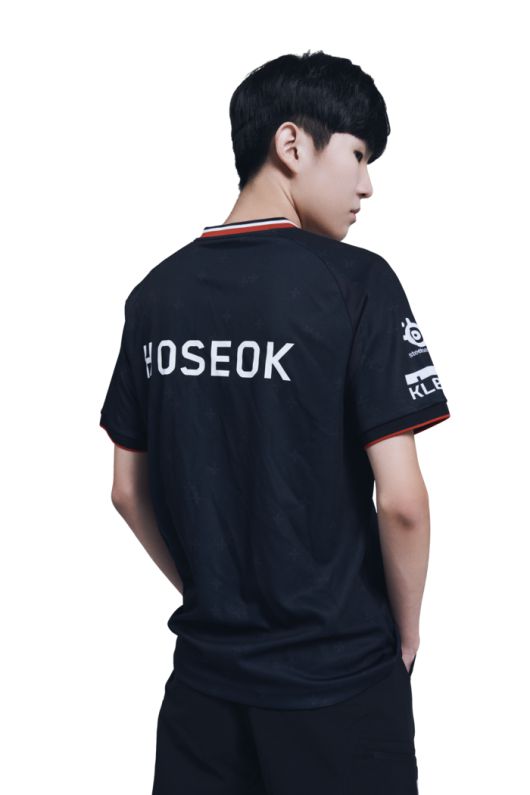 T1 최호석은 7일 서울 잠실DN콜로세움에서 열린 2025 FC 온라이 슈퍼 챔피언스 리그(FSL) B조 경기에서 디플러스 기아 ‘줍줍’에 2-0으로 이겼다. 사진 | 넥슨