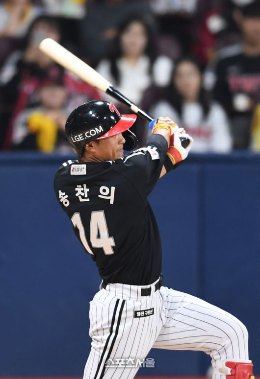 LG 송찬의가 10일 고척스카이돔에서 열린 2025 KBO리그 키움과의 경기 3회초 1사 만루 상황에서 키움 선발 하영민을 상대로 1타점 적시를 치고 있다. 2회초 3점 홈런에 이어 하영민의 경기 4타점. 2025. 4. 10. 고척 | 박진업 기자 upandup@sportsseoul.com