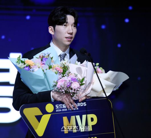 남자부 정규리그 MVP 현대캐피탈 허수봉이 14일 서울 서대문구 스위스 그랜드 호텔에서 열린 2024~2025 V-리그 시상식에서 소감을 밝히고 있다. 2025. 4. 14.최승섭기자 thunder@sportsseoul.com