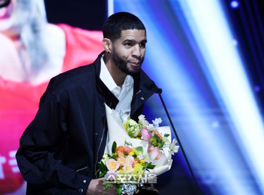 레오가 14일 서울 서대문구 스위스 그랜드 호텔에서 열린 2024~2025 V-리그 시상식에서 20주년 베스트7로 선정된 후 소감을 밝히고 있다. 2025. 4. 14.최승섭기자 thunder@sportsseoul.com