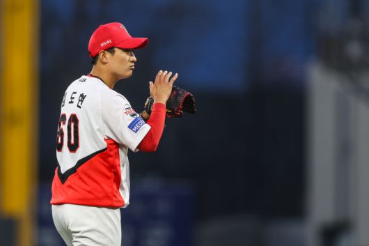 KIA 선발 김도현이 2일 광주-기아 챔피언스 필드에서 열린 2025 KBO리그 삼성전에서 야수진에 박수를 보내고 있다. 사진 | KIA 타이거즈