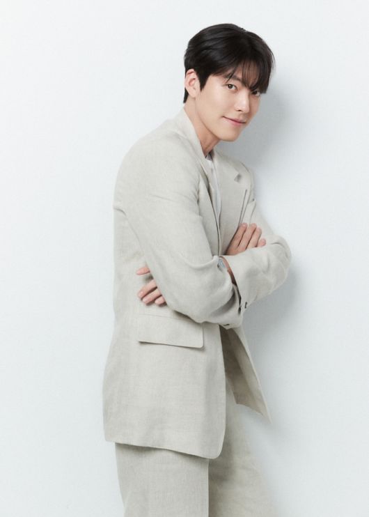 김우빈이 세라젬 밸런스 모델로 활동하며 포즈를 취하고 있다. 사진 | 세라젬