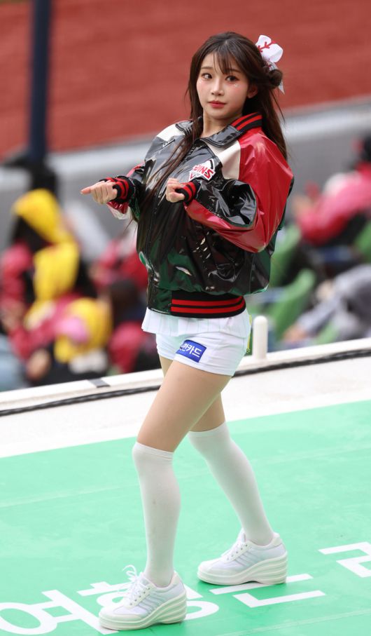 LG 치어리더 이주은이 13일 공연을 펼치고 있다. 사진 | LG트윈스 제공