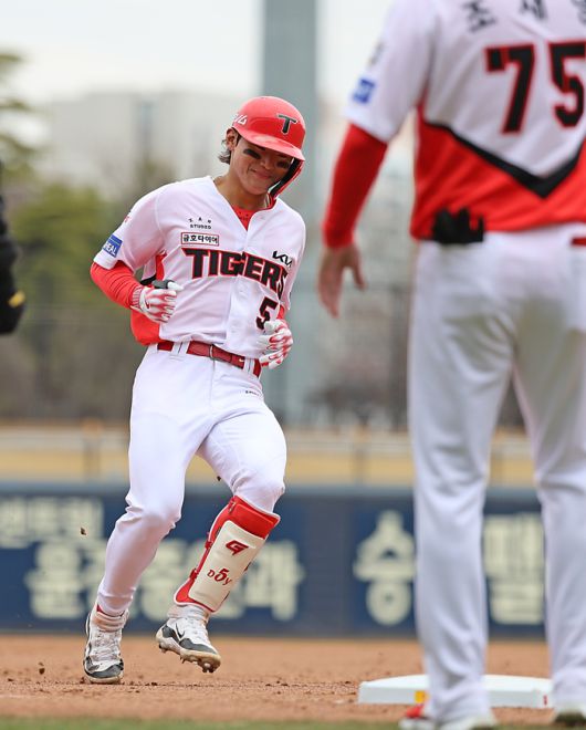 KIA 김도영이 15일 광주-기아 챔피언스 필드에서 열린 2025 KBO리그 시범경기 삼성전에서 3루타를 터뜨리고 있다. 사진 | KIA 타이거즈