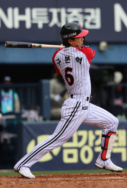 LG 구본혁이 13일 잠실구장에서 열린 2025 KBO리그 두산과 경기에서 4회말 1타점 적시타를 때리고 있다. 사진 | 잠실=연합뉴스