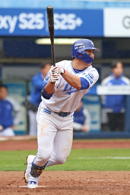 삼성 김영웅이 5일 대구삼성라이온즈파크에서 열린 2025 KBO리그 한화전에서 안타를 때리고 있다. 사진 | 삼성 라이온즈