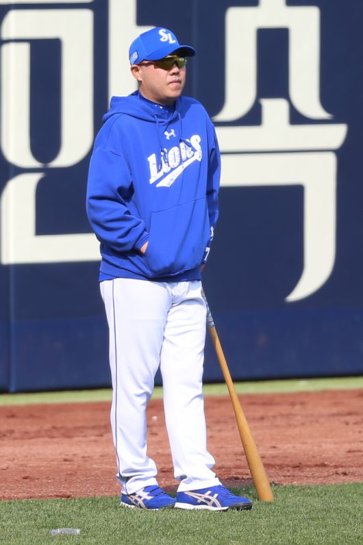 삼성 박진만 감독이 10일 인천SSG랜더스필드에서 열린 2025 KBO리그 SSG전에 앞서 선수단 훈련을 지켜보고 있다. 사진 | SSG 랜더스