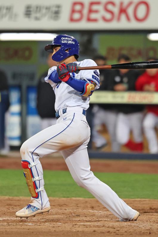 삼성 이재현이 8일 대구삼성라이온즈파크에서 열린 2025 KBO리그 SSG전에서 안타를 때리고 있다. 사진 | 삼성 라이온즈