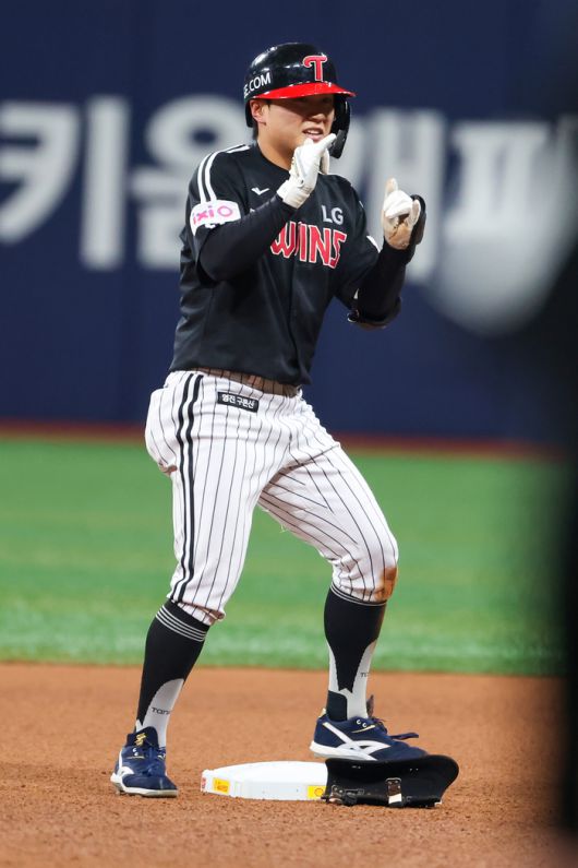 LG 최원영이 9일 고척스카이돔에서 열린 2025 KBO리그 키움전에서 2루타를 때린 후 세니머니를 하고 있다. 사진 | LG 트윈스