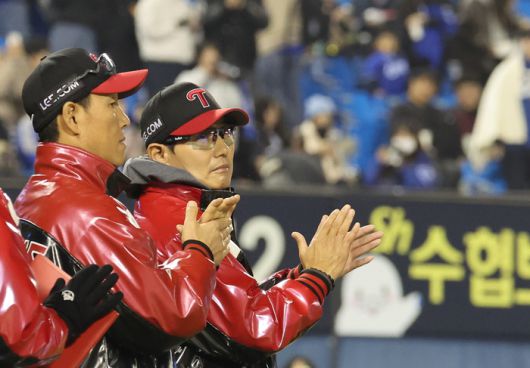 LG 염경엽 감독(오른쪽)이 15일 잠실구장에서 열린 2025 KBO리그 삼성전 승리 후 선수들에게 박수를 보내고 있다. 사진 | 잠실=연합뉴스