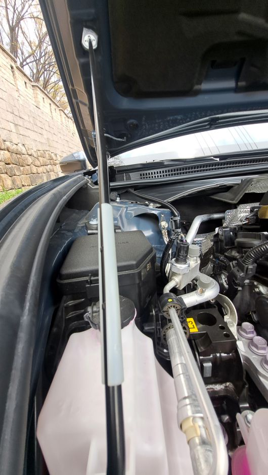 운행직후 열었을때 뜨거워진 보닛 지지대의 열기를 막아주는 커버가 세심하다