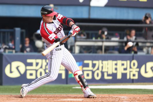 LG 문정빈이 잠실구장에서 열린 2025 KBO리그 롯데전에서 개인 통산 1호 홈런을 때리고 있다. 사진 | LG 트윈스