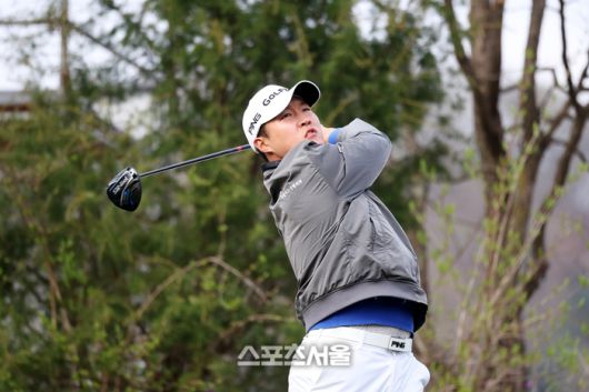 유현준이 17일 춘천 라비에벨 골프&리조트에서 열린 DB손해보험 프로미오픈에서 티샷하고 있다. 유현준은 이날 1번홀에서 시즌 1호 이글을 낚아 눈길을 끌고 있다. 사진 | KPGA