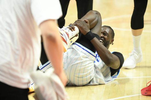 가스공사 마티앙이 14일 수원KT소닉붐아레나에서 열린 2024~2025 KCC 프로농구 6강 플레이오프 2차전 KT와 경기에서 박준영과 충돌하며 왼쪽 발목 부상을 당했다. 사진 | KBL