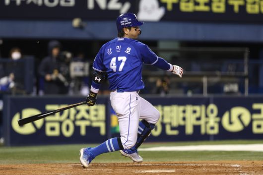 삼성 강민호가 29일 잠실구장에서 열린 2025 KBO리그 두산전에서 안타를 치고 있다. 사진 | 삼성 라이온즈