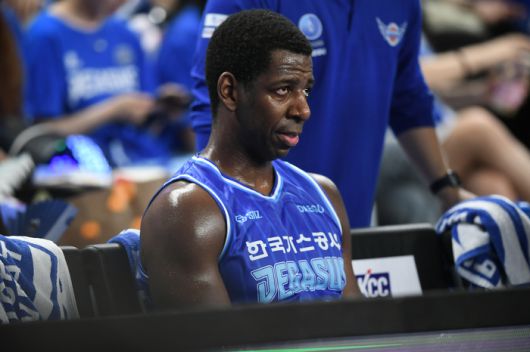 가스공사 니콜슨이 16일 대구체육관에서 열린 2024~2025 KCC 프로농구 6강 플레이오프 3차전 KT와 경기에서 2쿼터 오펜스 파울 후 크게 흥분해 테크니컬 파울을 받았다. 벤치로 들어와 흥분을 가라앉히고 있다. 사진 | KBL