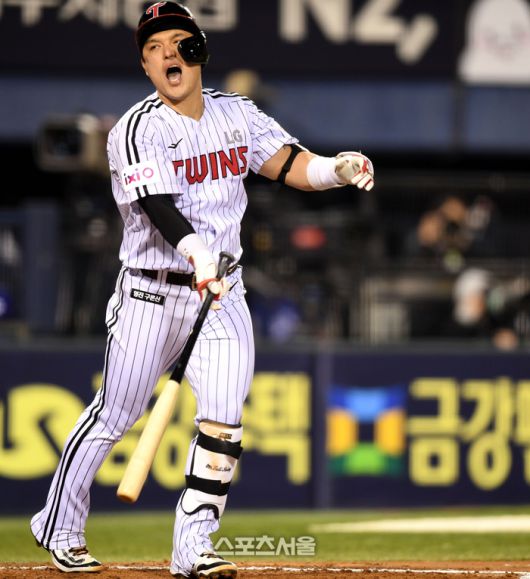 LG 박동원이 15일 잠실야구장에서 열린 2025 KBO 리그 삼성과 경기 6회말 2사1,2루 타격 후 아쉬워하고 있다. 유격수 플라이 아웃. 잠실 | 최승섭기자 thunder@sportsseoul.com