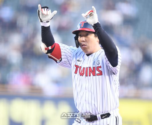 LG 김현수가 15일 잠실구장에서 열린 2025 KBO리그 삼성과 경기 1회말 무사1루 우전안타를 친 후 세리머니를 하고 있다. 잠실 | 최승섭기자 thunder@sportsseoul.com