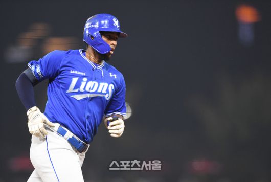 삼성 디아즈가 28일 광주-기아 챔피언스필드에서 열린 2024 KBO리그 KIA와 한국시리즈 5차전 3회초 2사 1루 상황에서 KIA 선발 양현종을 상대로 2점 홈런을 치고 베이스를 돌고 있다. 1회에 이은 디아즈의 연타석 홈런. 광주 | 박진업 기자 upandup@sportsseoul.com