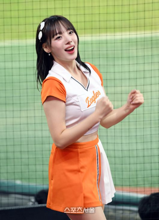 한화 치어리더 하지원이 16일 인천 SSG랜더스필드에서 열린 2025 KBO리그 SSG와의 경기에서  역전에 성공하는 4회초 열정적인 응원을 펼치고 있다. 문학 | 박진업 기자