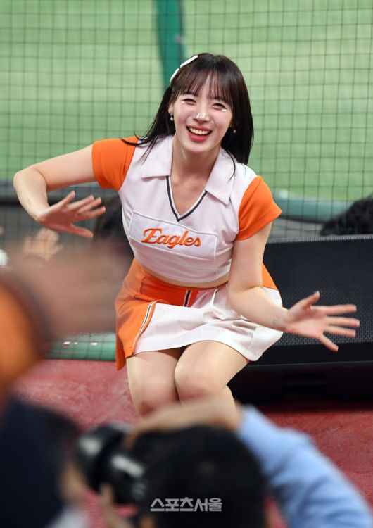 플로리얼을 응원가에 맞춰 퍼포먼스를 하는 한화 치어리더 하지원.  문학 | 박진업 기자