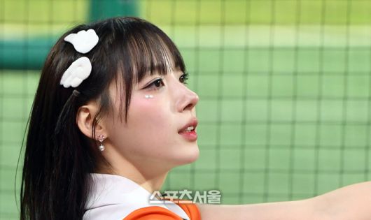 천사의 날개처럼 머리핀으로 장식한 하지원. 문학 | 박진업 기자