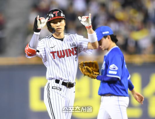 LG 박해민이 16일 잠실구장에서 열린 2025 KBO리그 삼성과 경기 6회말 2사만루 2타점 우전안타를 친 후 세리머니를 하고 있다. 잠실 | 최승섭기자 thunder@sportsseoul.com