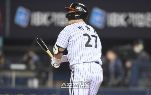 LG 박동원이 16일 잠실야구장에서 열린 2025 KBO리그 삼성과 경기 5회말 무사1,2루 좌중월 홈런을 날린 후 타구를 바라보고 있다. 잠실 | 최승섭기자 thunder@sportsseoul.com