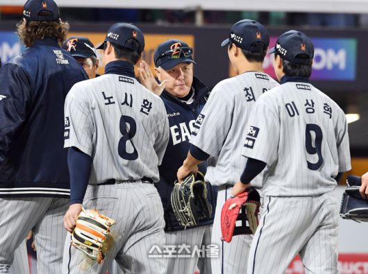 한화 김경문 감독(가운데)이 16일 인천 SSG랜더스필드에서 열린 2025 KBO리그 SSG와의 경기에서 SSG에 10-4로 승리하며 3연승을 거둔 뒤 멀티 홈런으로 맹활약한 노시환과 하이파이브를 하고 있다. 문학 | 박진업 기자 upandup@sportsseoul.com