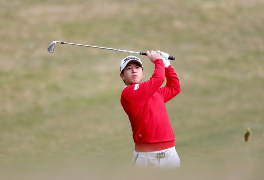 KPGA투어 시즌 개막전 DB손해보험 프로미오픈이 열린 17일 춘천 라비에벨 골프&리조트에서 ‘1호 버디’를 기록한 허성훈이 아이언 샷하고 있다. 사진 | KPGA