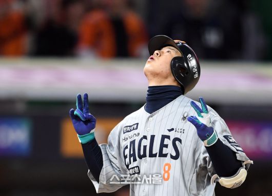 한화 노시환이 16일 인천 SSG랜더스필드에서 열린 2025 KBO리그 SSG와의 경기 8회초 2사 1-3루 상황에서 SSG 정동윤을 상대로 3점 홈런을 치고 세리머니를 하고 있다. 4회초에 이어 노시환의 경기 멀티 홈런으로 시즌 5호포.  문학 | 박진업 기자 upandup@sportsseoul.com