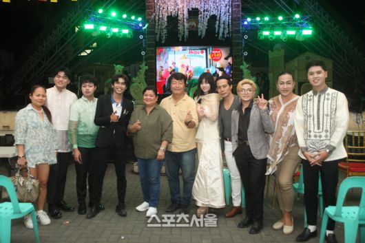 한류 모델 수상자와 로리타 아레자 시장 부인(좌로부터 5번째)·장한식 한류문화관광총연합회 회장(좌로부터 6번째)이 공연 후 기념 촬영을 하고 있다. 사진 | 이상배 전문기자