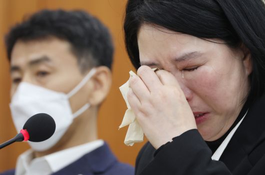 18일 서울 여의도 국회에서 고 오요안나 MBC 기상캐스터 사망 사건 관련 긴급 현안 질의 등을 위해 열린 과학기술정보방송통신위원회 전체회의에서 고 오요안나씨의 어머니인 장연미 씨가 눈물을 흘리고 있다.  연합뉴스