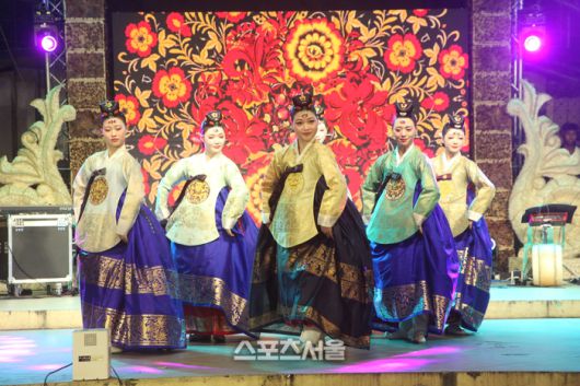 ‘한류 한·필 문화교류축제 in 팍상한’에서 공연 중인 태평무. 사진 | 이상배 전문기자
