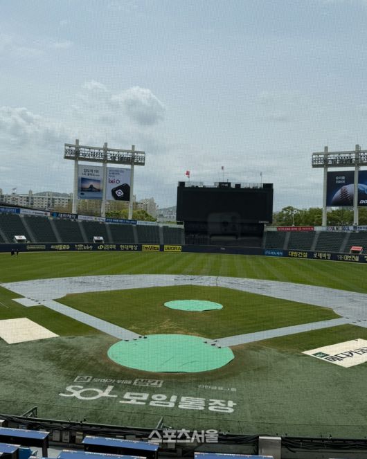 오전 11시 30분 기준 잠실구장에는 햇볕이 들어섰다. 경기 개시 시간인 오후 2시 비 예보가 남아 있다. 기상청은 강수확률을 60%로 내다봤다. 그라운드 방수포 역시 여전히 깔린 상태다. 잠실 | 박연준 기자 duswns0628@sportsseoul.com