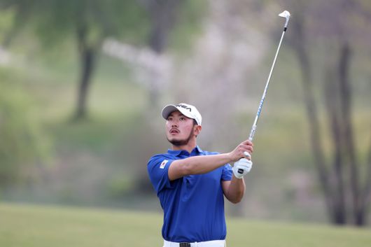 최준희가 18일 춘천 라비에벨 골프&리조트에서 열린 DB손해보험 프로미오픈 2라운드에서 아이언 샷 후 타구를 바라보고 있다. 사진 | KPGA