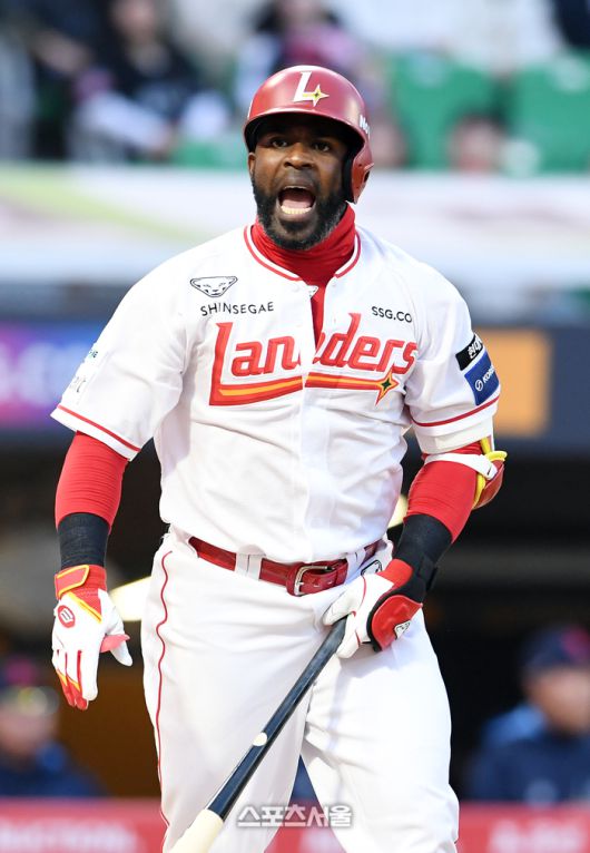 SSG 에레디아가 인천SSG랜더스필드에서 열린 2025 KBO리그 롯데와 경기에서 파울을 때린 후 아쉬워하고 있다. 문학 | 박진업 기자 upandup@sportsseoul.com