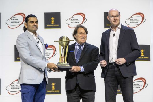 기아 미국법인 스티븐 센터 COO(가운데)가 월드카 어워즈 싯다르트 비나야크 파탄카르 의장(왼쪽)에게서 세계 올해의 차 트로피를 받고 있다. 오른쪽은 옌스 마이너스 심사위원. 사진 | 현대차그룹