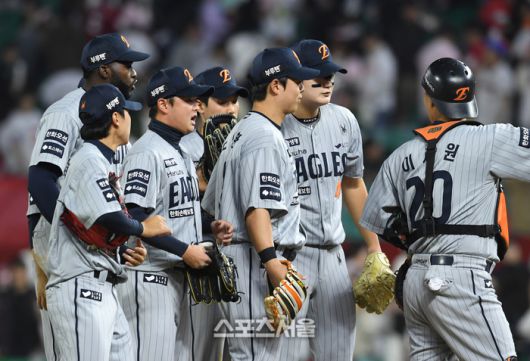 한화 선수들이 17일 인천SSG랜더스필드에서 열린 2025 KBO리그 SSG와 경기에서 승리한 후 하이파이브를 하고 있다. 문학 | 박진업 기자 upandup@sportsseoul.com
