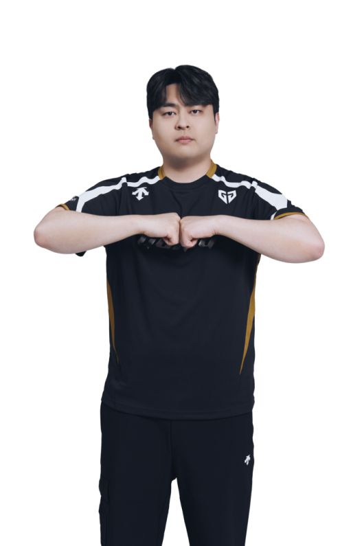 박세영이 21일 서울 잠실DN콜로세움에서 열린 2025 FC온라인 슈퍼 챔피언스 리그(FSL) C조 패자전서 이상민을 2-1로 제압하며 최종전에 올랐다. 최종전 상대는 ‘코르소’ 배재성. 사진 | 넥슨