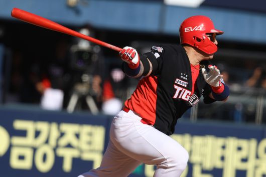 KIA 최형우가 20일 잠실구장에서 열린 2025 KBO리그 두산전에서 7회초 결승 적시타를 때리고 있다. 사진 | KIA 타이거즈