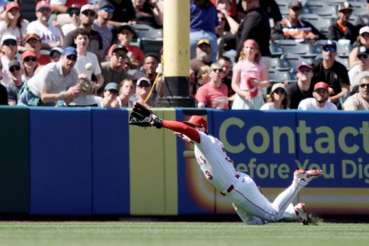 이정후의 타구가 LAA 좌익수 테일러 워드에게 잡히는 순간. 연합외신