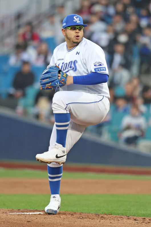 삼성 후라도가 9일 대구삼성라이온즈파크에서 열린 2025 KBO리그 정규시즌 SSG전서 역투하고 있다. 사진 | 삼성 라이온즈