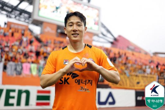 제주 남태희가 20일 포항전에서 승리한 뒤 세리머니하고 있다. 사진 | 한국프로축구연맹