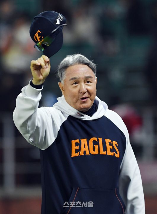 한화 김경문 감독이 17일 인천SSG랜더스필드에서 열린 2025 KBO리그 SSG와 경기에서 승리하며 4연승을 거둔 후 팬들에게 인사하고 있다. 문학 | 박진업 기자 upandup@sportsseoul.com